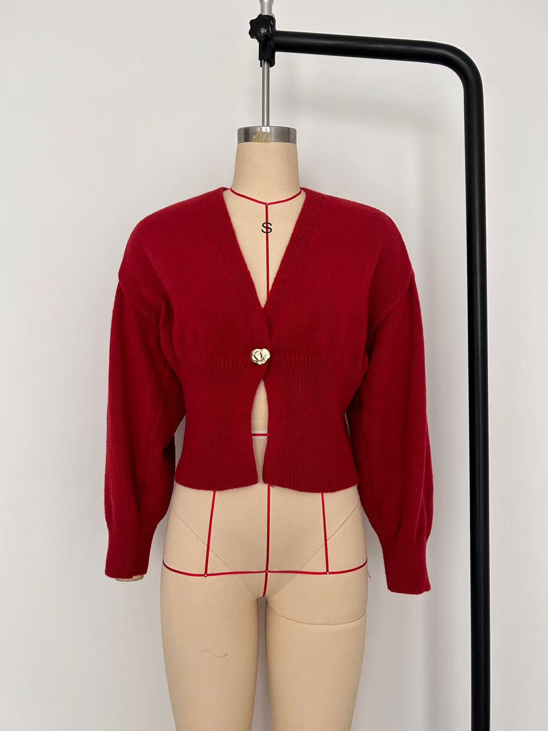Damen 500+ Cropped‑Cardigan mit Taillenraffung, tiefem V‑Ausschnitt und großem Zierknopf Nord Taschen