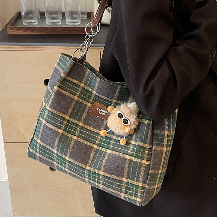 Damen Shopper-Tasche mit kariertem Design und verspieltem Plüschanhänger Nord Taschen