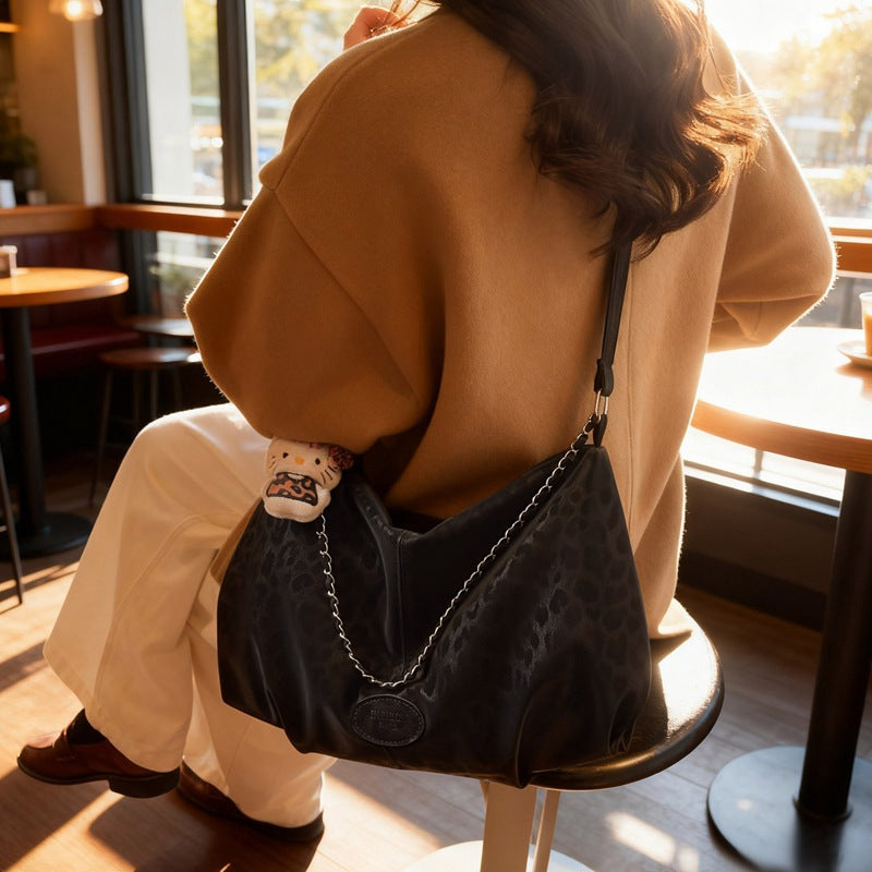 Damen eleganter Hobo-Bag aus strukturiertem Kunstleder mit abnehmbarem Anhänger Nord Taschen