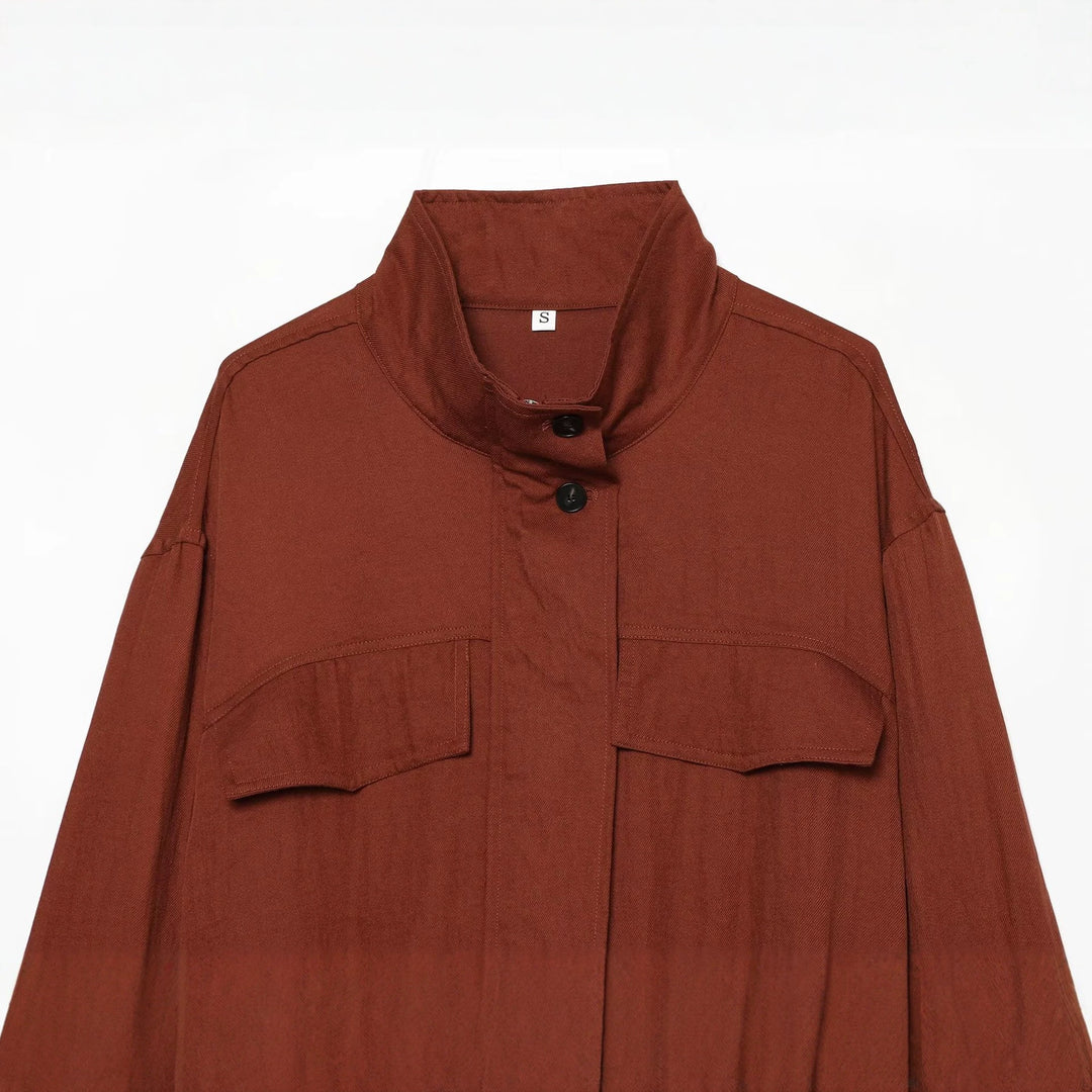 Damen Kurzjacke im Utility‑Stil mit Stehkragen, aufgesetzten Brusttaschen und Kordelzugsaum Nord Taschen