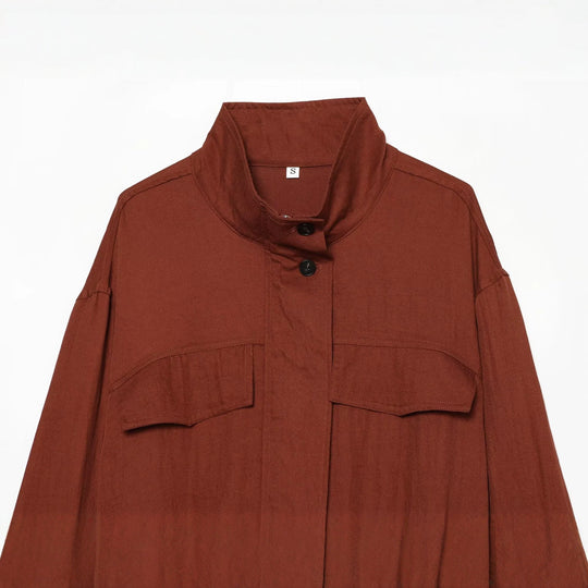Damen Kurzjacke im Utility‑Stil mit Stehkragen, aufgesetzten Brusttaschen und Kordelzugsaum Nord Taschen