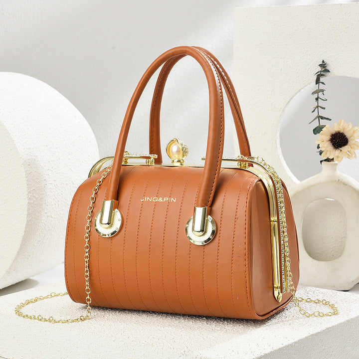 Damen elegante Handtasche im modernen Design mit goldenen Details Nord Taschen