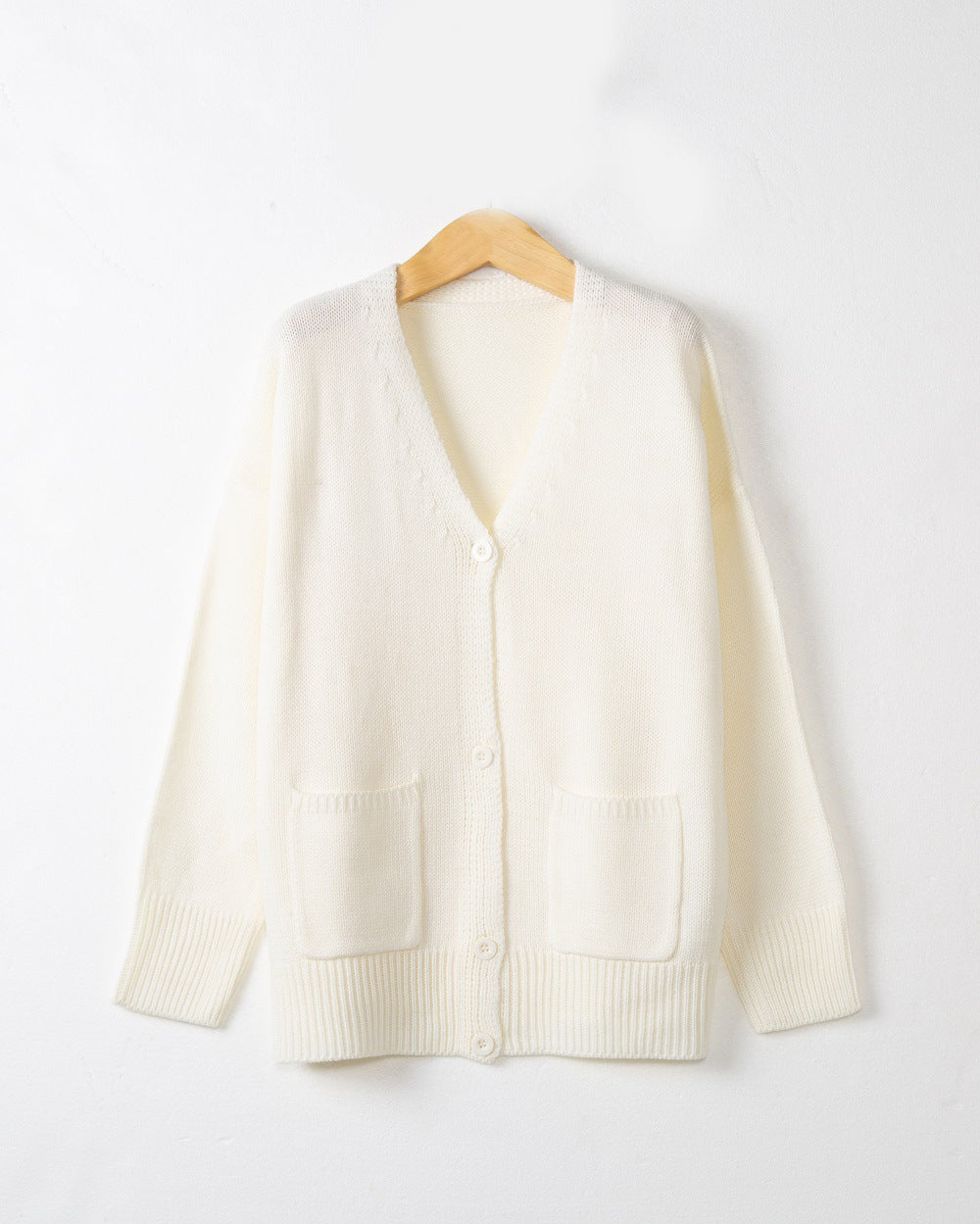 Damen Feiner Oversize-Strickcardigan mit V-Ausschnitt, Knopfleiste und aufgesetzten Eingrifftaschen Nord Taschen