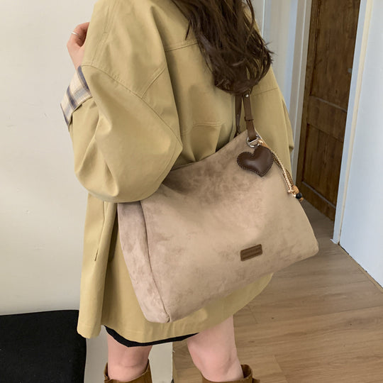 Damen Hobo-Tasche aus hochwertigem Veloursleder mit dekorativen Anhängern Nord Taschen