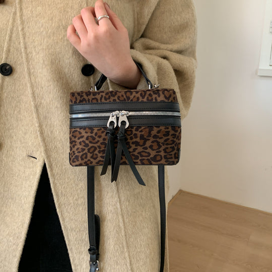 Damen Umhängetasche im modischen Leopardenmuster mit eleganten Reißverschlussdetails Nord Taschen