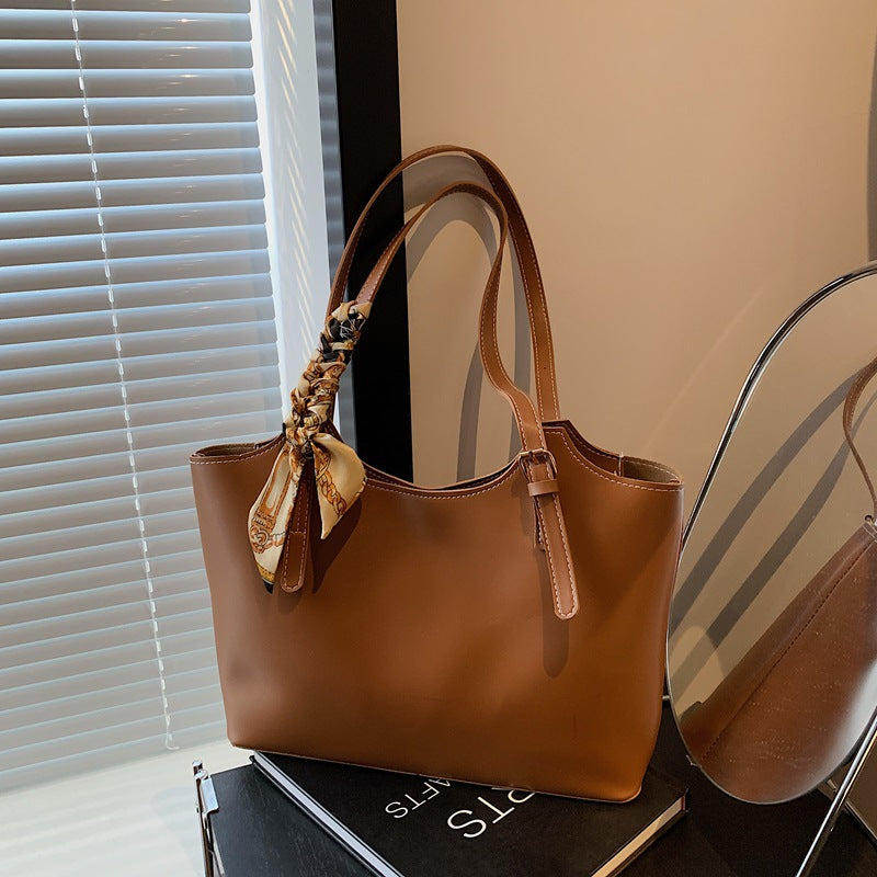 Damen elegante Schultertasche mit modischem Schalakzent Nord Taschen