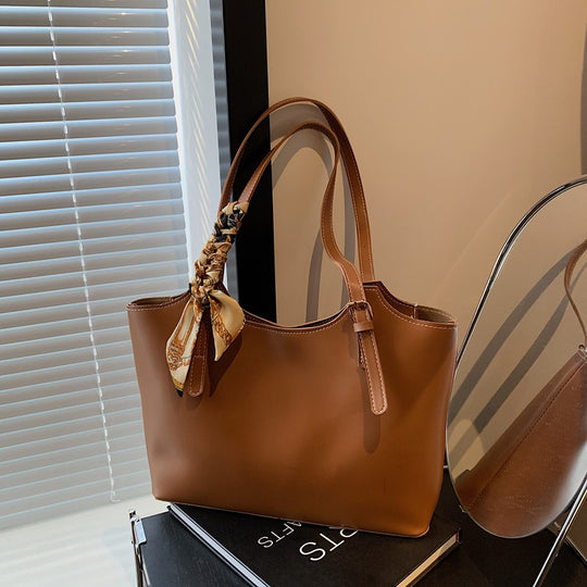 Damen elegante Schultertasche mit modischem Schalakzent Nord Taschen