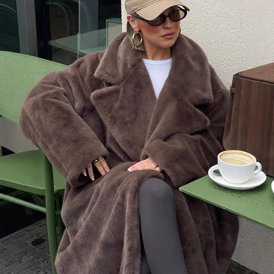 Damen Oversize Kunstfell-Maximantel mit weitem Revers Nord Taschen