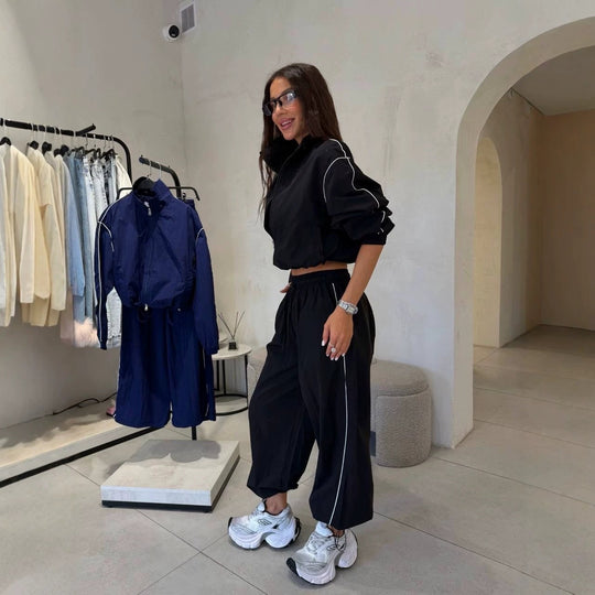 Damen Kurzgeschnittenes Windbreaker-Set mit weiter Trackhose und Kontrastpaspel Nord Taschen