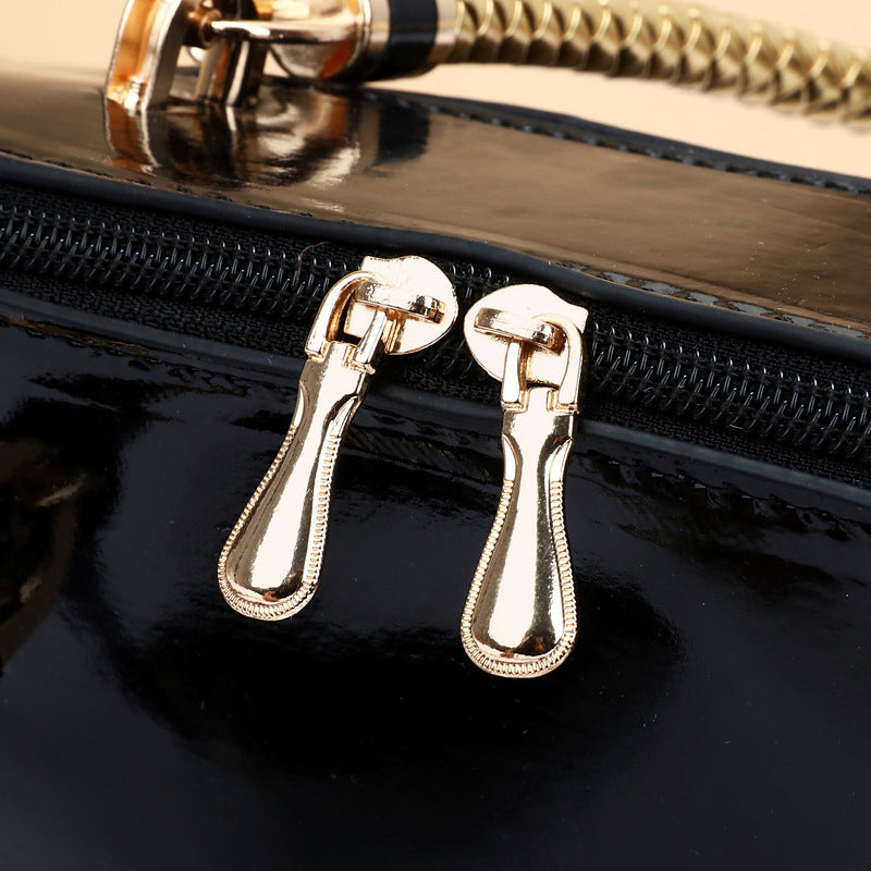 Damen elegante Handtasche mit strukturiertem Obermaterial und modischen Kettenakzenten Nord Taschen
