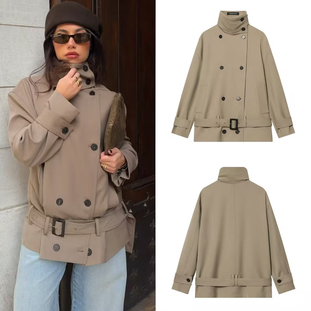 Damen Kurz-Trenchcoat mit doppelreihiger Knopfleiste, Taillengürtel und hohem Stehkragen Nord Taschen