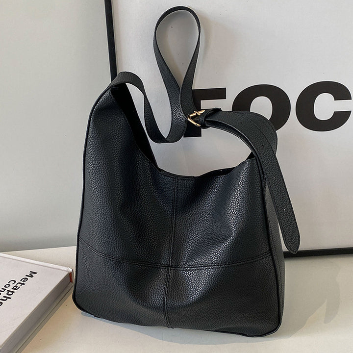 Damen Hobo-Tasche aus hochwertigem Kunstleder mit verspieltem Bärenanhänger Nord Taschen