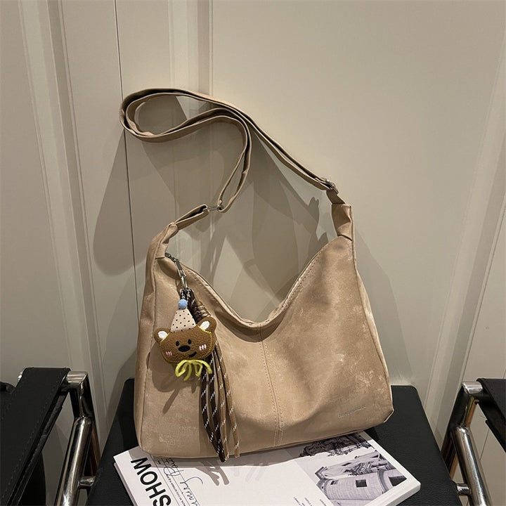 Damen Hobo-Tasche aus weichem Kunstleder mit verspieltem Anhänger Nord Taschen
