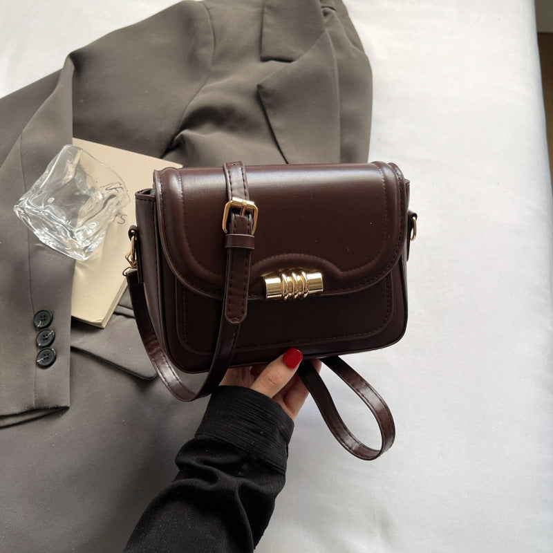 Damen elegante Umhängetasche mit strukturiertem Design und goldfarbenem Verschluss Nord Taschen