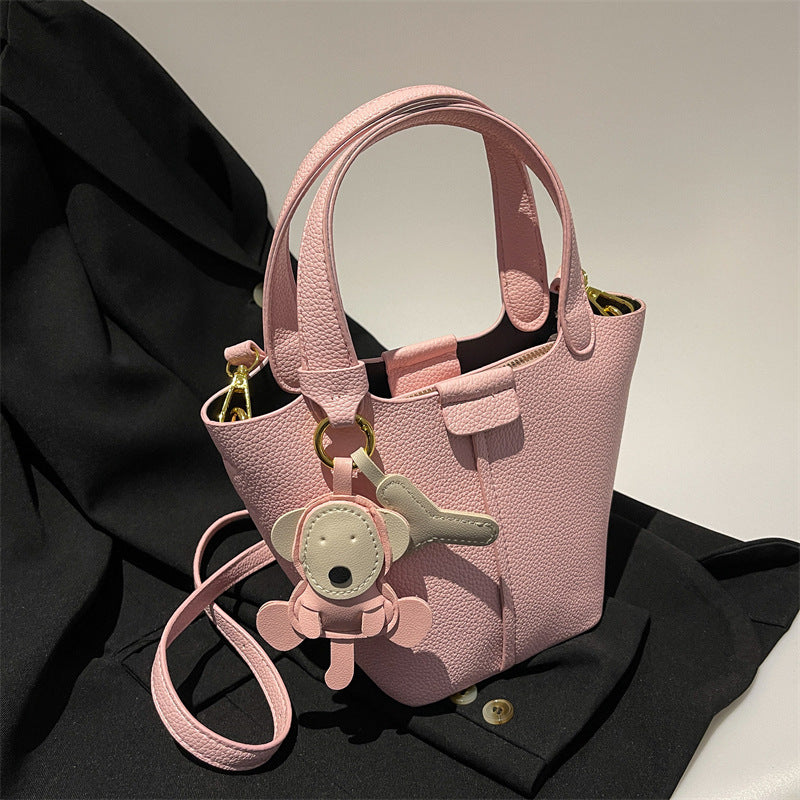 Damen Handtasche mit verspieltem Anhänger | Nord Taschen