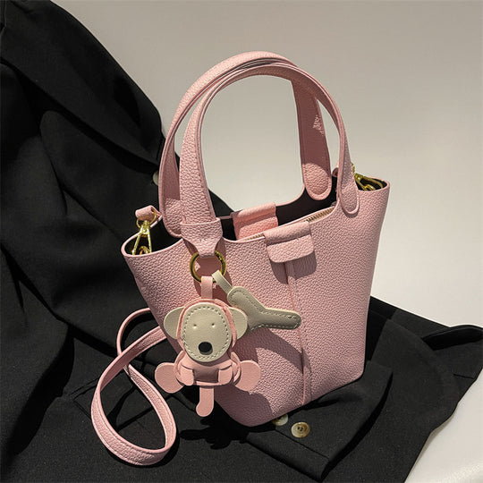 Damen Handtasche mit verspieltem Anhänger | Nord Taschen