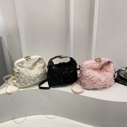 Damen Umhängetasche mit floralen Applikationen und elegantem Verschluss Nord Taschen