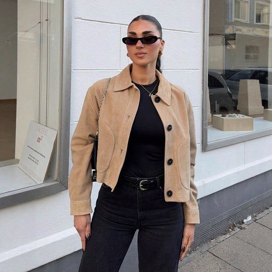Damen Cropped-Boxy-Übergangsjacke in Veloursoptik mit Hemdkragen und aufgesetzten Taschen Nord Taschen