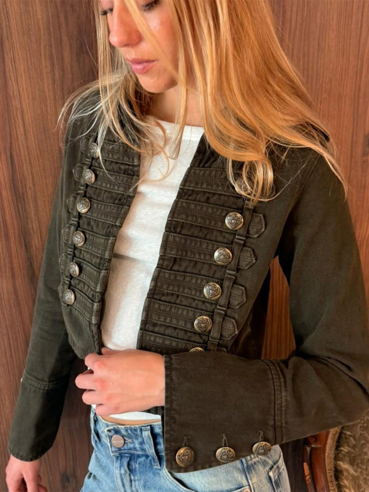 Damen Militärisch inspirierte taillierte Kurzjacke mit Zierfalten und Metallknöpfen Nord Taschen