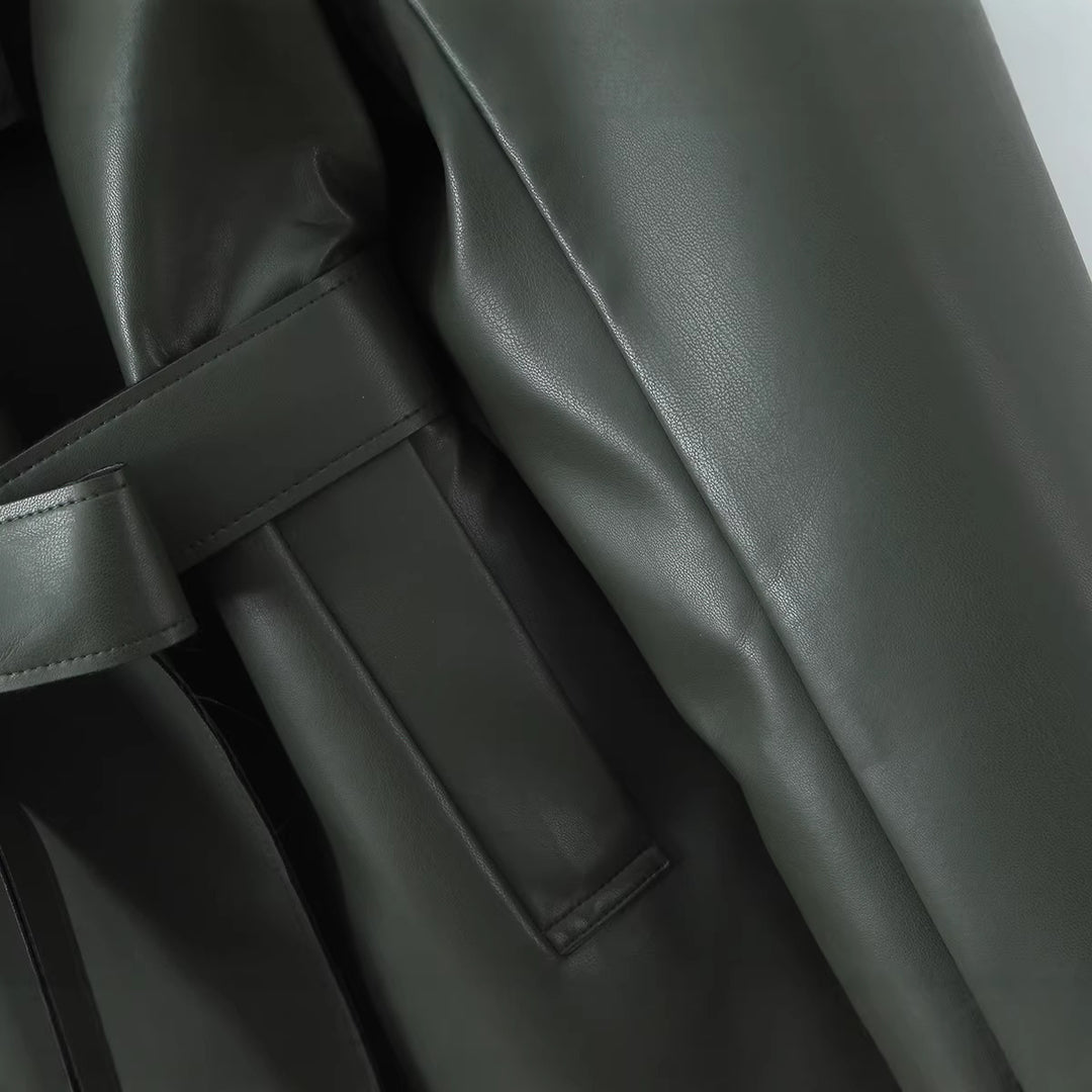 Damen Taillierter Kurzer Trenchcoat aus veganer Lederoptik mit Bindegürtel und Cape-Detail Nord Taschen