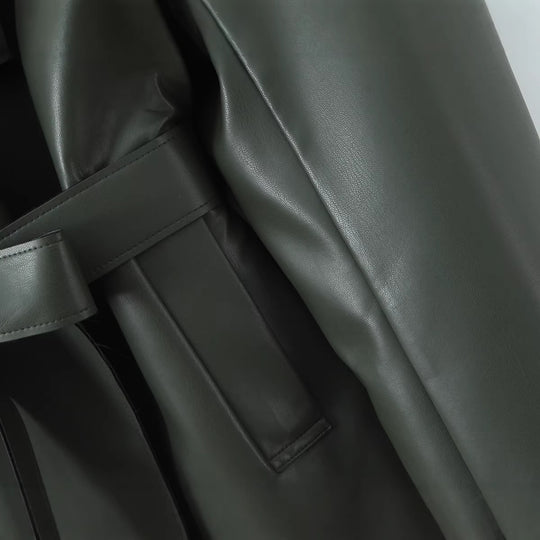 Damen Taillierter Kurzer Trenchcoat aus veganer Lederoptik mit Bindegürtel und Cape-Detail Nord Taschen