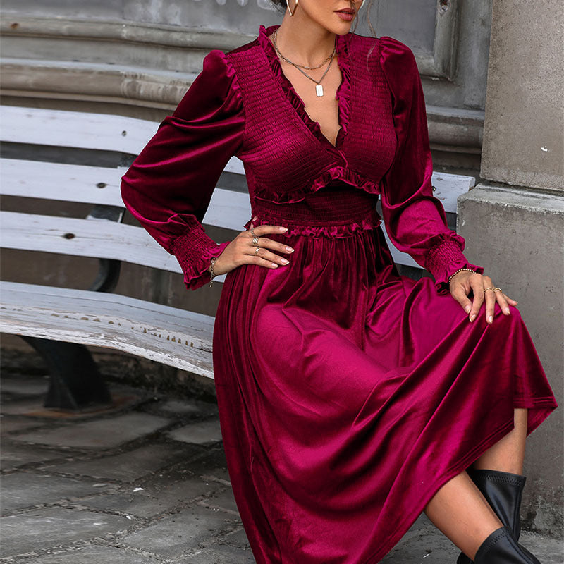 Damen Samt-Midikleid mit gerafftem Smock-Oberteil, V‑Ausschnitt und Rüschen Nord Taschen