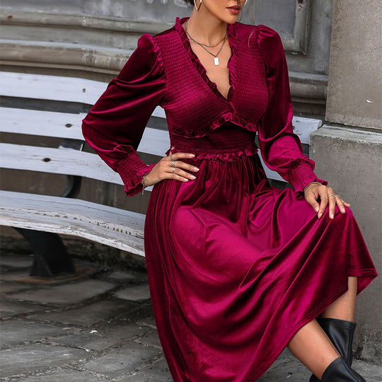 Damen Samt-Midikleid mit gerafftem Smock-Oberteil, V‑Ausschnitt und Rüschen Nord Taschen