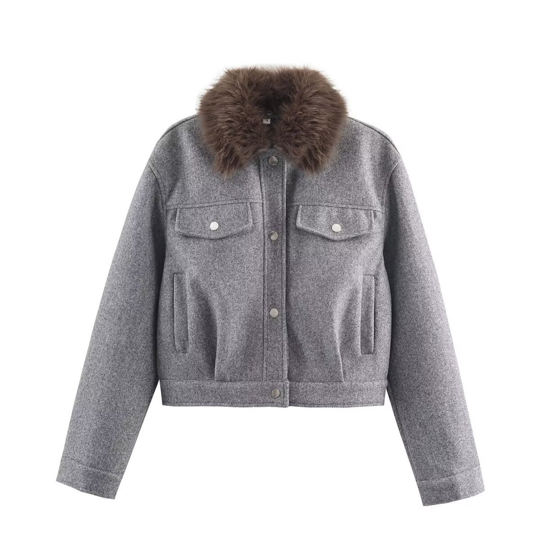 Damen Kurze Wolljacke mit voluminösem Fellkragen, Druckknopf‑Front und aufgesetzten Brusttaschen Nord Taschen