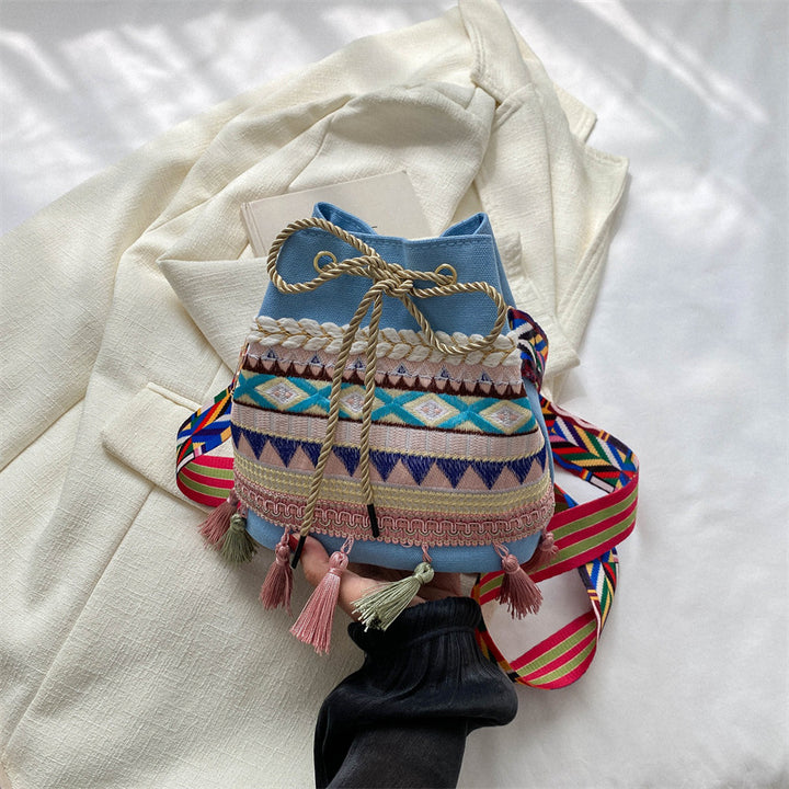 Damen Beuteltasche mit buntem Ethnomuster und fransenverziertem Rand Nord Taschen