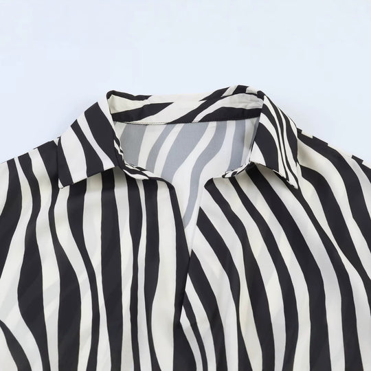 Damen Oversize-Satinbluse mit Hemdkragen, asymmetrischem Wickeleffekt und Federsaum Nord Taschen