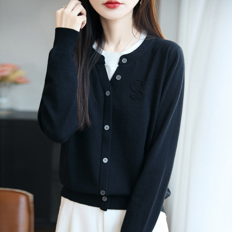 Damen Kurzer Feinstrick-Cardigan mit V‑Schlitzkragen, Rippenblende und dezentem Struktur‑Logo Nord Taschen