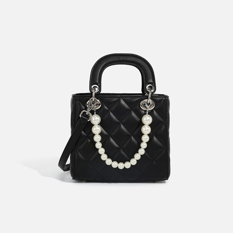 Damen Mini-Handtasche mit perlenverzierter Kette und quiltetem Design Nord Taschen
