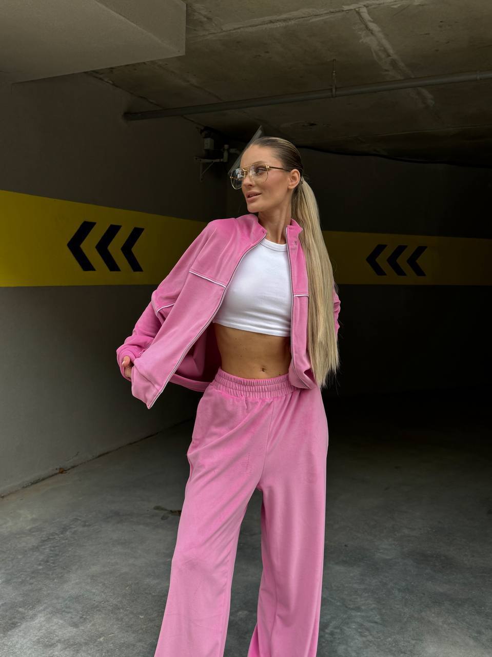 Damen sportive Oversize-Fleecejacke mit diagonaler Reißverschluss-Optik und weit geschnittener High-Waist-Jogginghose Nord Taschen