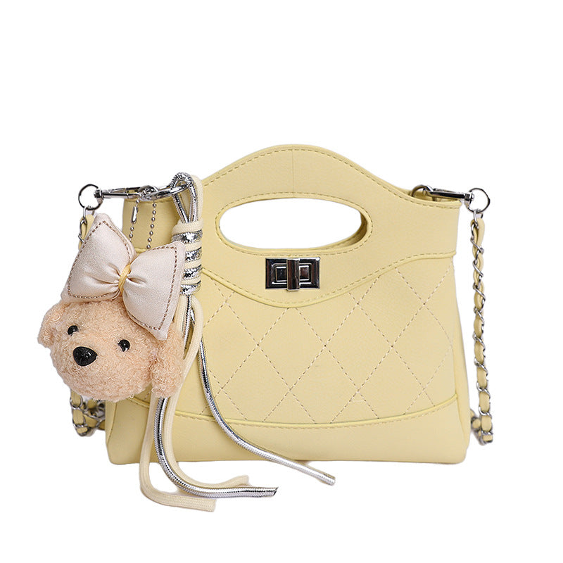 Damen modische Handtasche mit strukturiertem Design und süßem Bärchenanhänger Nord Taschen