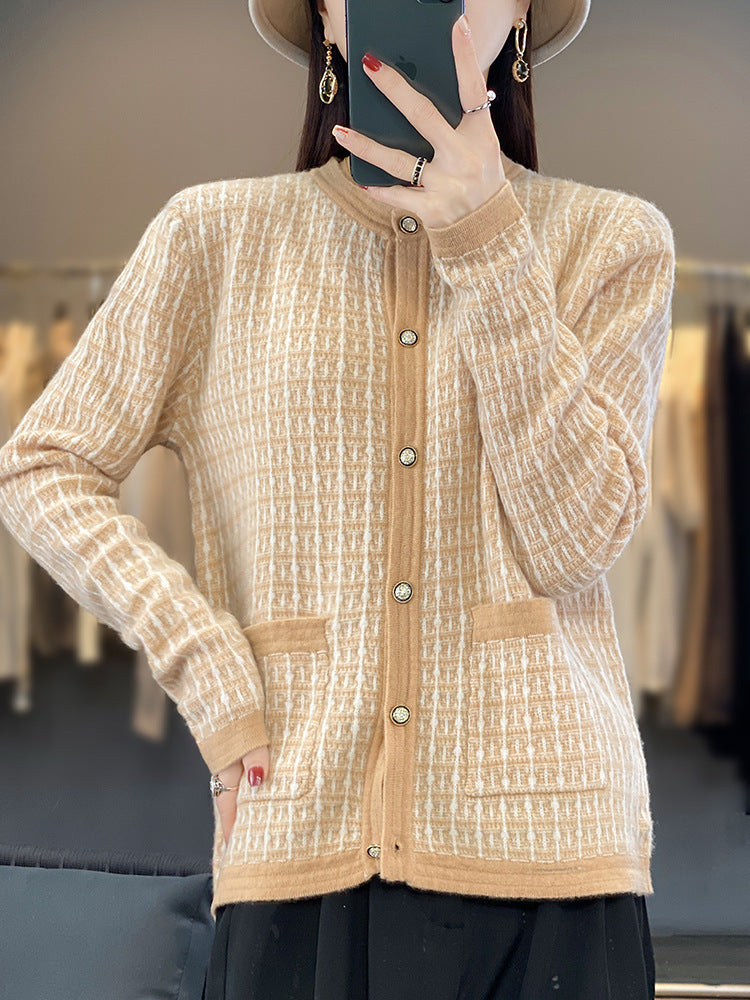 Damen Strickcardigan im Bouclé‑Gittermuster mit Rundhals, Schmuckknopfleiste und aufgesetzten Taschen Nord Taschen