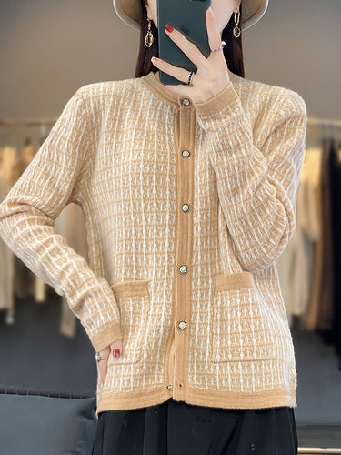 Damen Strickcardigan im Bouclé‑Gittermuster mit Rundhals, Schmuckknopfleiste und aufgesetzten Taschen Nord Taschen