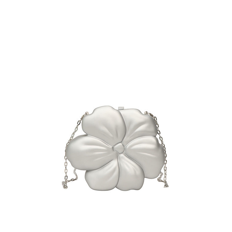 Damen-Clutch mit stilvollem Blumendesign und eleganter Kettenverzierung Nord Taschen