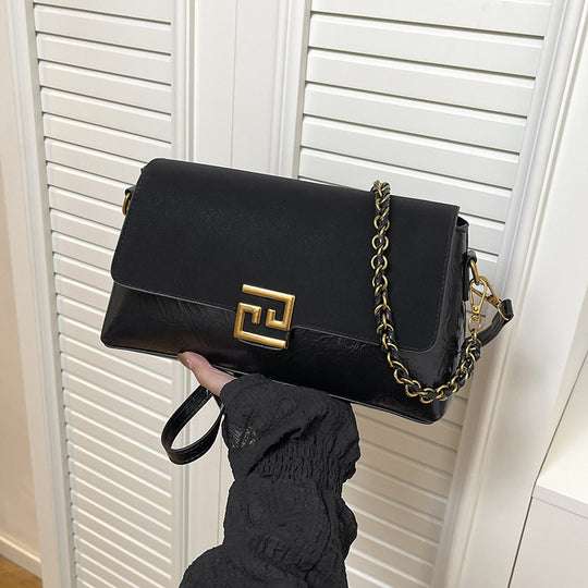 Damen Umhängetasche mit eleganter Verschlussmechanik und luxuriösem Kettenriemen Nord Taschen