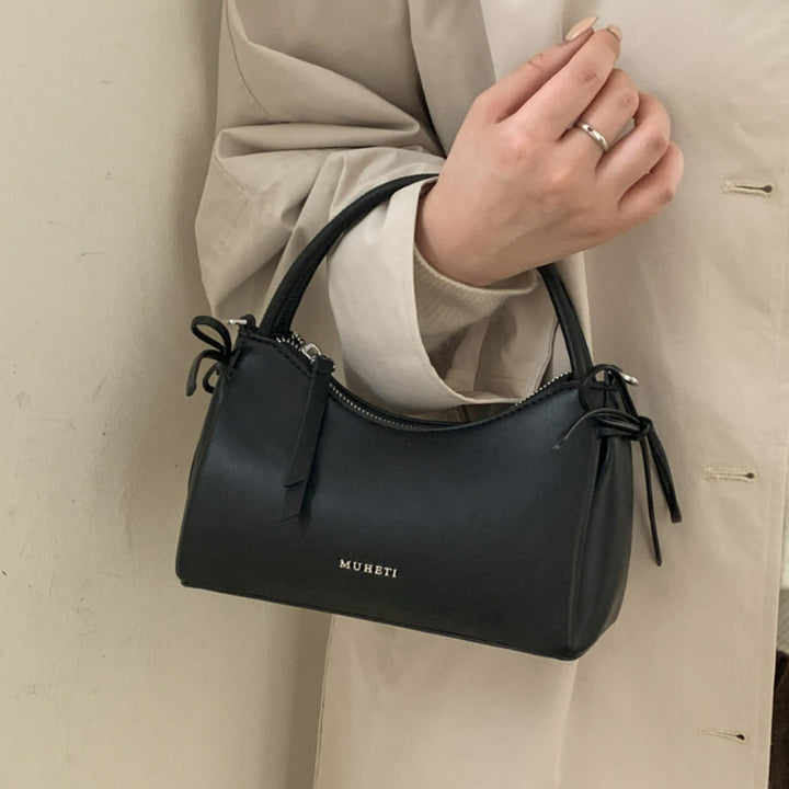 Damenhandtasche im charmanten Retro-Stil mit verspieltem Anhänger Nord Taschen