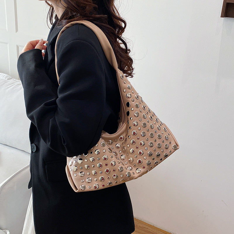 Damen Hobo-Tasche aus hochwertigem Kunstleder mit stilvollen Nietenakzenten Nord Taschen