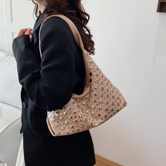 Damen Hobo-Tasche aus hochwertigem Kunstleder mit stilvollen Nietenakzenten Nord Taschen