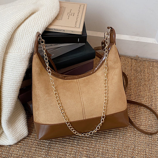 Damen Schultertasche mit luxuriösem Veloursleder und goldener Kettenverzierung Nord Taschen