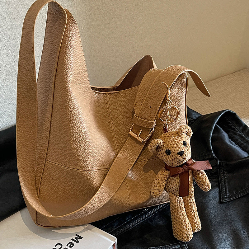 Damen Hobo-Tasche aus hochwertigem Kunstleder mit verspieltem Bärenanhänger Nord Taschen