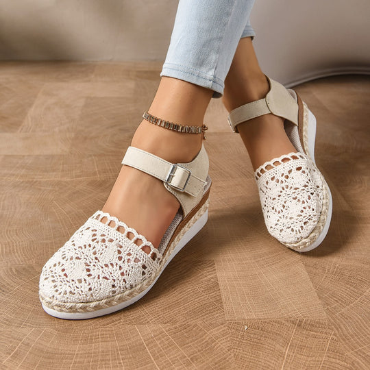 Damen  bestickte Espadrille-Pantoletten mit verstellbarem Knöchelriemen, floraler Häkel-Optik und geflochtenem Jute-Plateau Nord Taschen