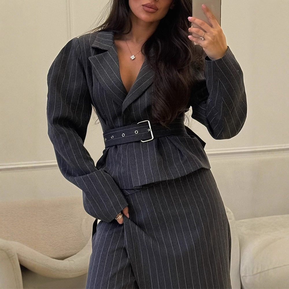 Damen Taillierter Nadelstreifen-Blazer mit schulterbetonten Ballonärmeln und Taillengürtel Nord Taschen