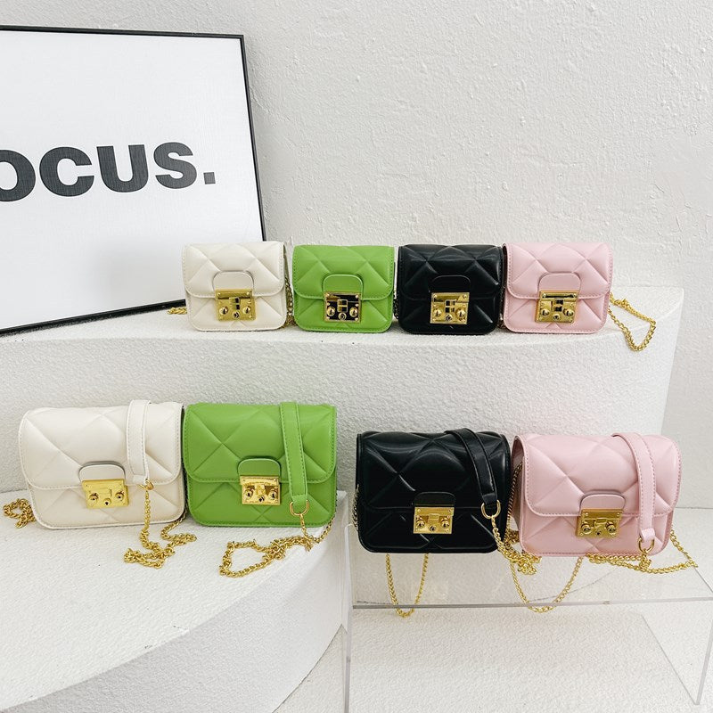 Damen Handtasche mit elegantem Steppmuster und goldenen Akzenten Nord Taschen
