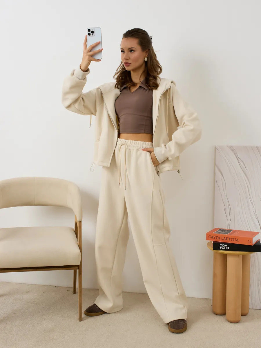 Damen Oversize-Zip-Hoodie mit Kängurutasche und hochgeschnittener Sweathose mit weiter Beinführung Set Nord Taschen