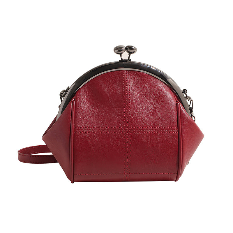 Damen Handtasche mit klassischem Klappverschluss und eleganten Akzenten Nord Taschen