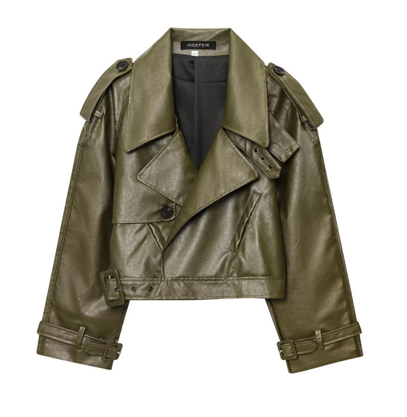 Damen 300+ taillierte Cropped-Bikerjacke aus Kunstleder mit großem Revers, Schulterklappen und Taillengürtel Nord Taschen