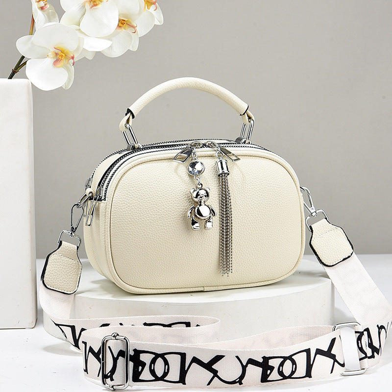 Damen Handtasche mit süßem Bärchen-Anhänger und verstellbarem Schultergurt Nord Taschen